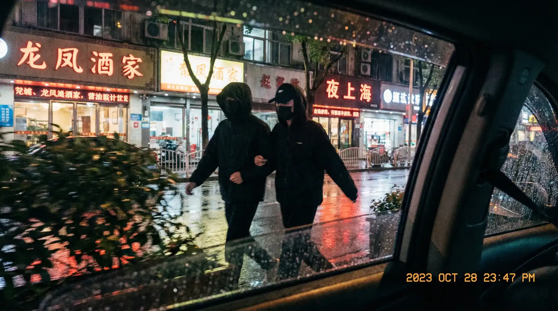 女将军与她的后宫三千美男 - 顶流明星深夜密会现场抓拍照片